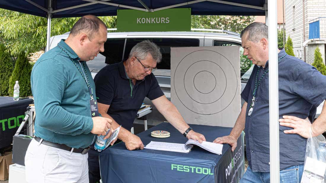 Zapisy dwóch mężczyzn na konkurs Festool