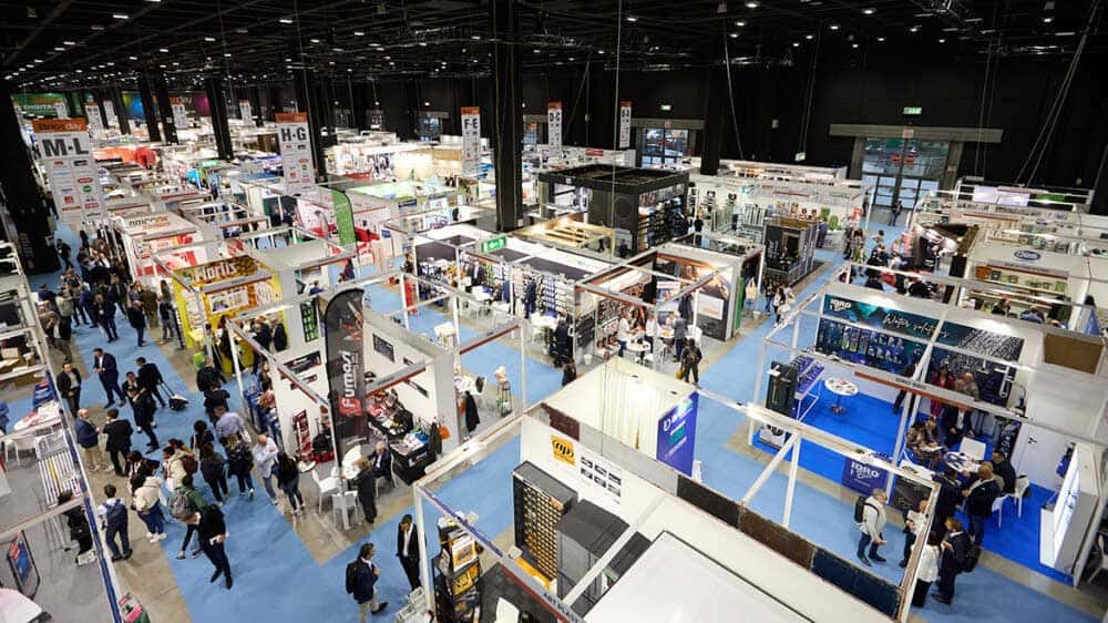Ogólny widok z góry na halę wystawienniczą z wieloma stoiskami na targach Bricoday, Fiera Milano Rho.