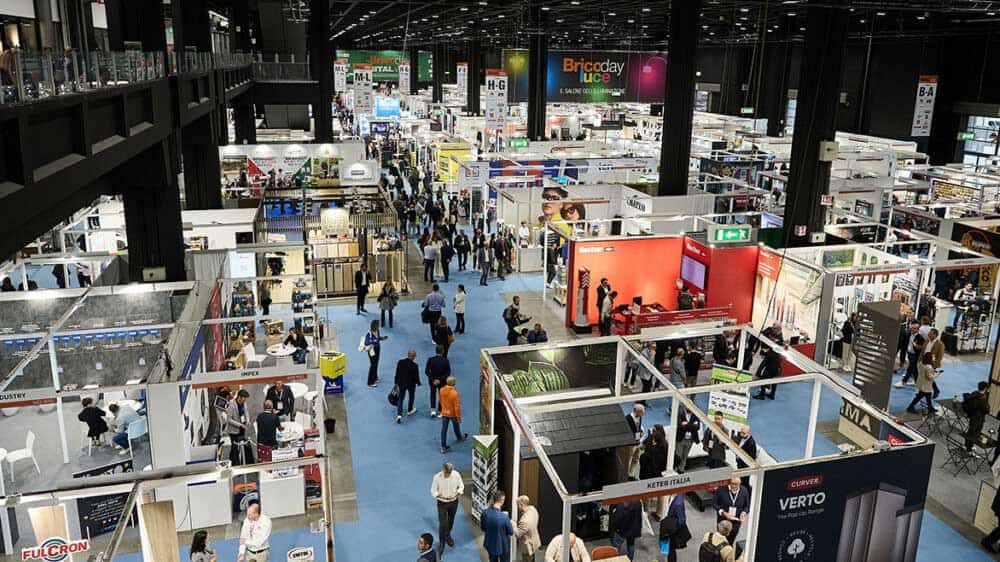 Szeroki widok z góry na halę targową Bricoday 2025 w Fiera Milano Rho, pokazujący liczne stoiska wystawców DIY, narzędzi i wyposażenia domu oraz dużą frekwencję profesjonalnych odwiedzających.
