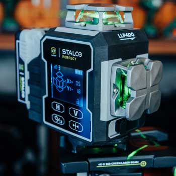 Niwelator laserowy STALCO 4D LLP4DG, zbliżenie na wyświetlacz i moduł emitujący zielone linie.