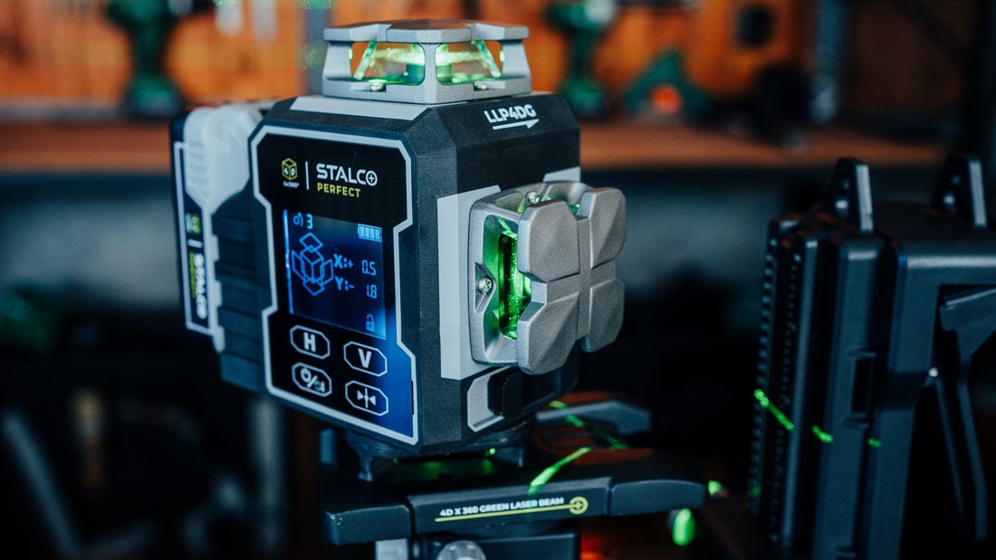 Laser krzyżowy STALCO PERFECT 4D LLP4DG z zieloną wiązką i włączonym wyświetlaczem.