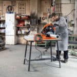 Profesjonalista (majster) w warsztacie metalowym używający przewodowej przecinarki tarczowej FEIN MKAS 355 do precyzyjnego cięcia rur stalowych.