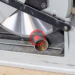 Tarcza pilarska GLOTECH GT810 tnąca rurę stalową na przecinarce do metalu, zbliżenie na rurę z widocznym nalotem rdzy.