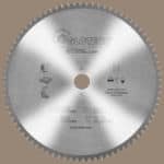 Tarcza GLOTECH GT810 do stali (seria STEEL) o średnicy 305 mm, 80 zębach i grubości rzazu 2,5 mm, przeznaczona do ukośnic (otwór 30 mm).