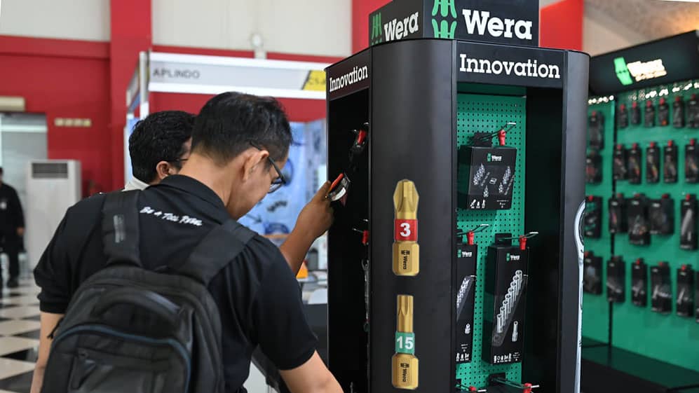 Odwiedzający oglądają narzędzia i bity śrubokrętowe na stoisku firmy Wera podczas targów International Hardware Fair Indonesia.