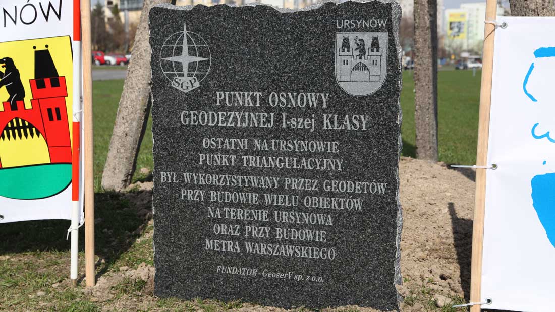 Tablica-Punkt-osnowy-geodezyjnej-ufundowana-przez-Geoserv-sp.-z-o.o..jpg: "Pamiątkowa tablica z czarnego granitu upamiętniająca Punkt Osnowy Geodezyjnej I-szej Klasy na Ursynowie, wykorzystywany przy budowie Metra Warszawskiego, ufundowana przez GeoserV sp. z o.o.."