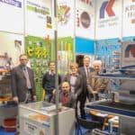 Zespół firmy GeoserV na stoisku podczas targów BUDMA, otoczony ekspozycją profesjonalnych narzędzi i maszyn do cięcia kamienia (TITAN) firmy Kaufmann, której GeoserV jest wyłącznym dystrybutorem