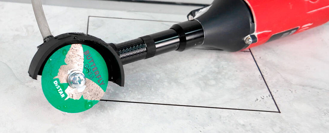 Tarcza diamentowa Distar Butterfly 0.6 mm tnąca gres za pomocą mikrowiertarki kątowej.