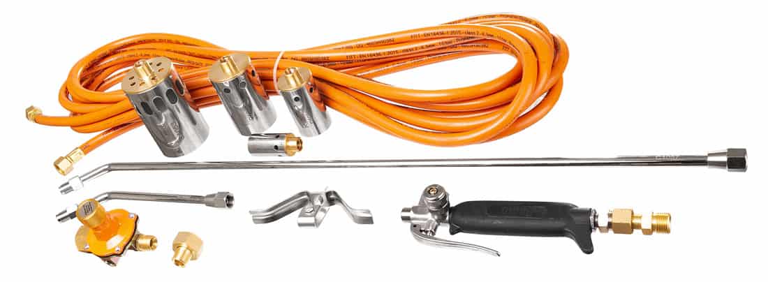 Kompletny zestaw palnika gazowego Richmann C1075, zawierający pomarańczowy wąż, lance o różnych długościach, uchwyt, reduktor, podstawkę oraz wymienne stalowe dysze o różnych średnicach.