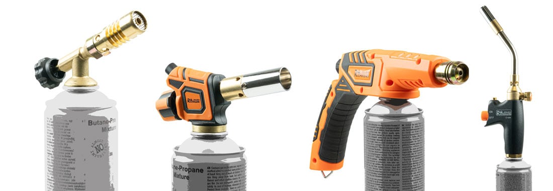Cztery różne modele mobilnych palników gazowych Richmann (seria C1080-C1086) zamontowane na kartuszach z gwintem 7/16”. Widoczne zróżnicowane konstrukcje, w tym modele z uchwytami pistoletowymi i zapłonem piezo.