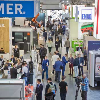 Tłum zwiedzających na hali targowej ITM INDUSTRY EUROPE. Zdjęcie ogólne ekspozycji przemysłowej w Poznaniu.