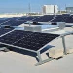 Instalacja fotowoltaiczna na dachu płaskim obiektu handlowego Leroy Merlin, zrealizowana przez EDP. Panele PV zamontowane na konstrukcjach balastowych