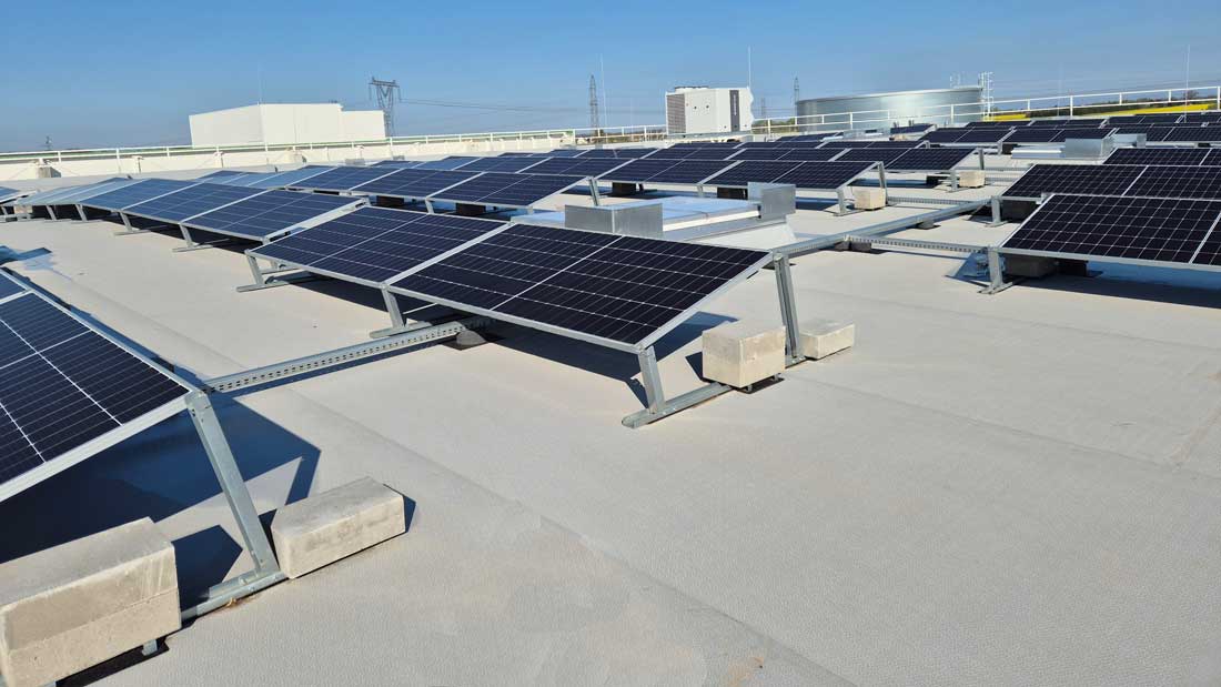 Szerokie ujęcie instalacji fotowoltaicznej na dachu sklepu Leroy Merlin. Widoczne rzędy paneli PV i elementy infrastruktury dachowej. Projekt o mocy 4,5 MWp realizowany z EDP