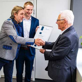 Uścisk dłoni prof. Manfreda Mausa i prezesa EFF Matthiasa Lehnera podczas wręczania honorowej nagrody za wkład w rozwój franczyzy.