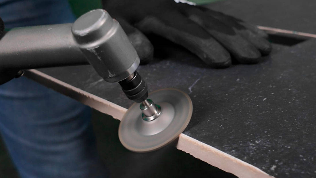 Frez diamentowy Distar Nectar używany do fazowania krawędzi płytki gresowej na sucho z wysoką precyzją.