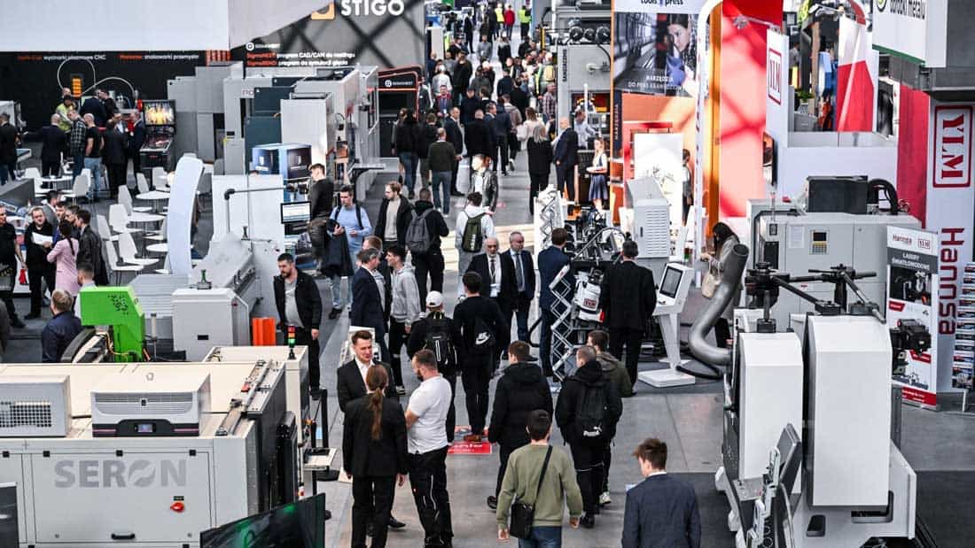 Szeroki kadr hali targowej podczas Przemysłowej Wiosny w Kielcach. Duża frekwencja profesjonalistów i menedżerów biznesowych wśród maszyn CNC i technologii obróbki metalu.