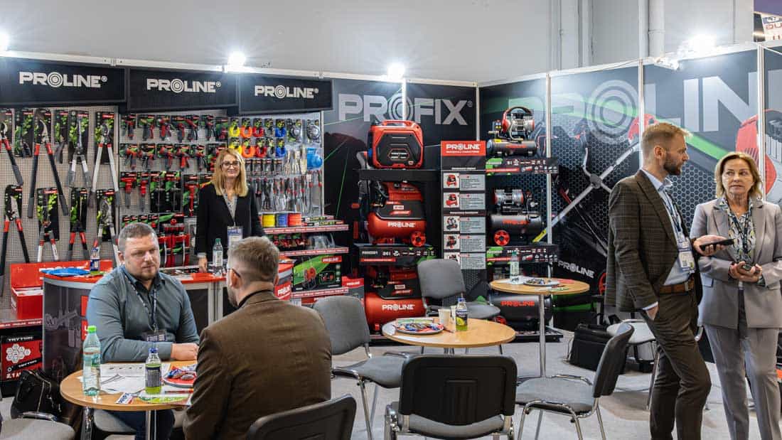 Stoisko wystawowe PROLINE/PROFIX z narzędziami ogrodniczymi i elektronarzędziami (sprężarki, generatory, narzędzia ręczne) oraz rozmowy biznesowe uczestników Targów Ogród i Dekoracje PSB.