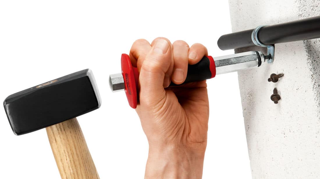 Przebijak-pobijak Rennsteig do montażu w betonie, używany z młotkiem, z dwukomponentową ergonomiczną rękojeścią i zabezpieczeniem dłoni