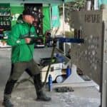 Profesjonalne wiercenie w betonie zbrojonym na sucho ręczną wiertnicą przy użyciu korony diamentowej Distar RM-TX/RS-TX.