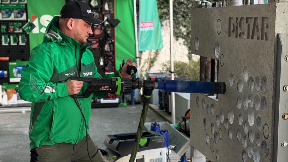 Wiercenie koronami diamentowymi Distar RM-TX w ciężko zbrojonym betonie przy użyciu wiertnicy Eibenstock z mikroudarem.