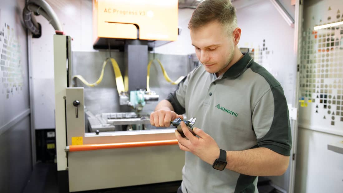 Technik Rennsteig kontroluje precyzję wykonania narzędzia za pomocą suwmiarki.