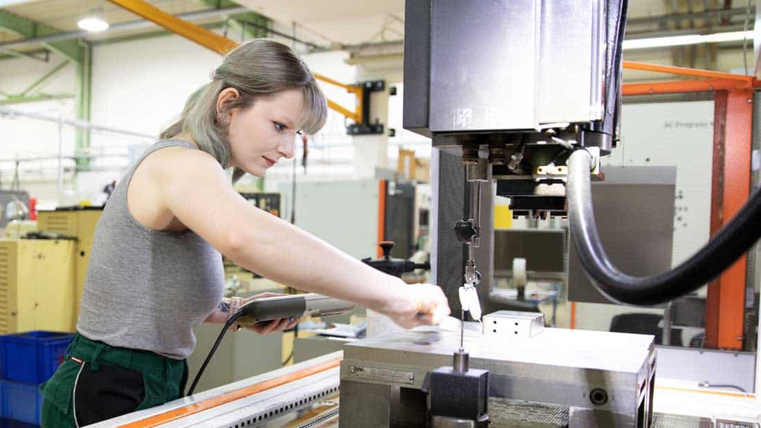 Pracownica obsługuje maszynę w zakładzie Rennsteig. Produkcja narzędzi elektrotechnicznych i instalacyjnych.