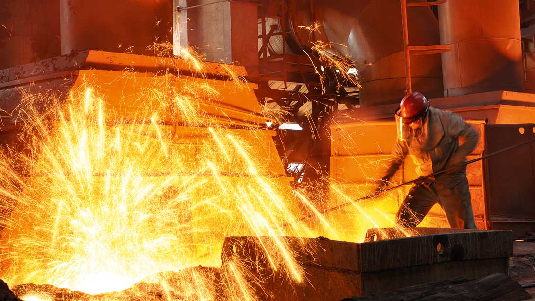 Proces kucia metalu w fabryce Rennsteig. Produkcja trwałych narzędzi udarowych i przecinaków.