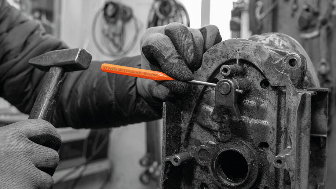 Wybijak zawleczek Rennsteig (prawdopodobnie linia Exklusiv) używany z młotkiem do usuwania elementu z maszyny.