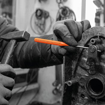 Detal użycia wybijaka zawleczek Rennsteig z młotkiem w trakcie prac serwisowych.