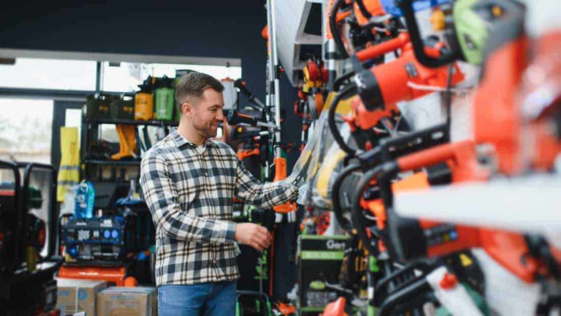 Zadowolony klient przeglądający szeroki asortyment specjalistycznego sprzętu i narzędzi dostępnych w sklepie stacjonarnym.