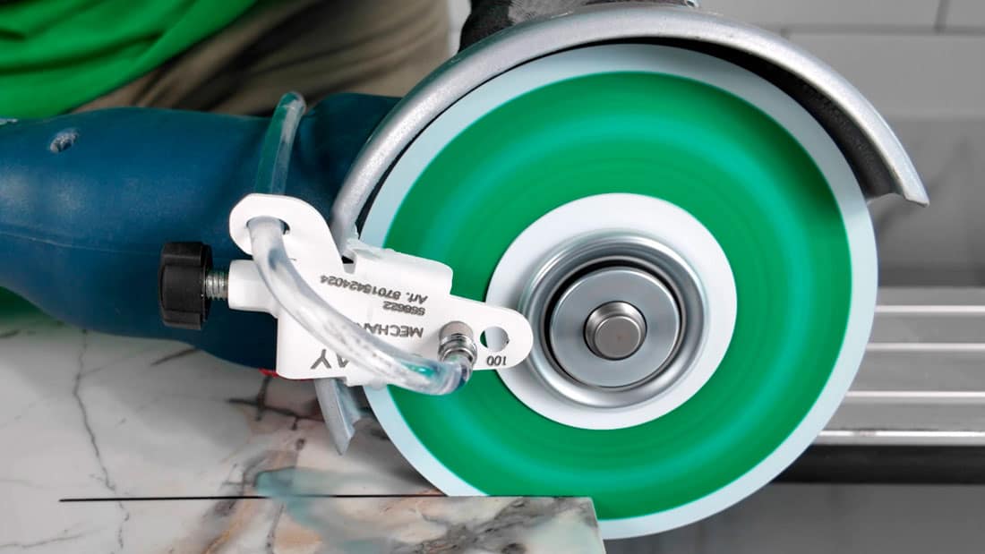 Tarcza Distar Shine tnąca ceramikę, z zamontowaną nasadką Spray MECHANIC do chłodzenia wodą.