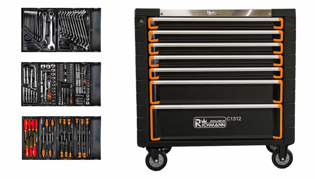 Wózek narzędziowy RICHMANN z szufladami oraz wkładkami narzędziowymi: zestaw kluczy płasko-oczkowych, kluczy wygiętych, nasadek i bitów, wkrętaków oraz szczypiec.