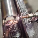 Detal: Proces spawania laserowego segmentu diamentowego do rurowego korpusu korony Adiam dla zapewnienia najwyższej wytrzymałości.