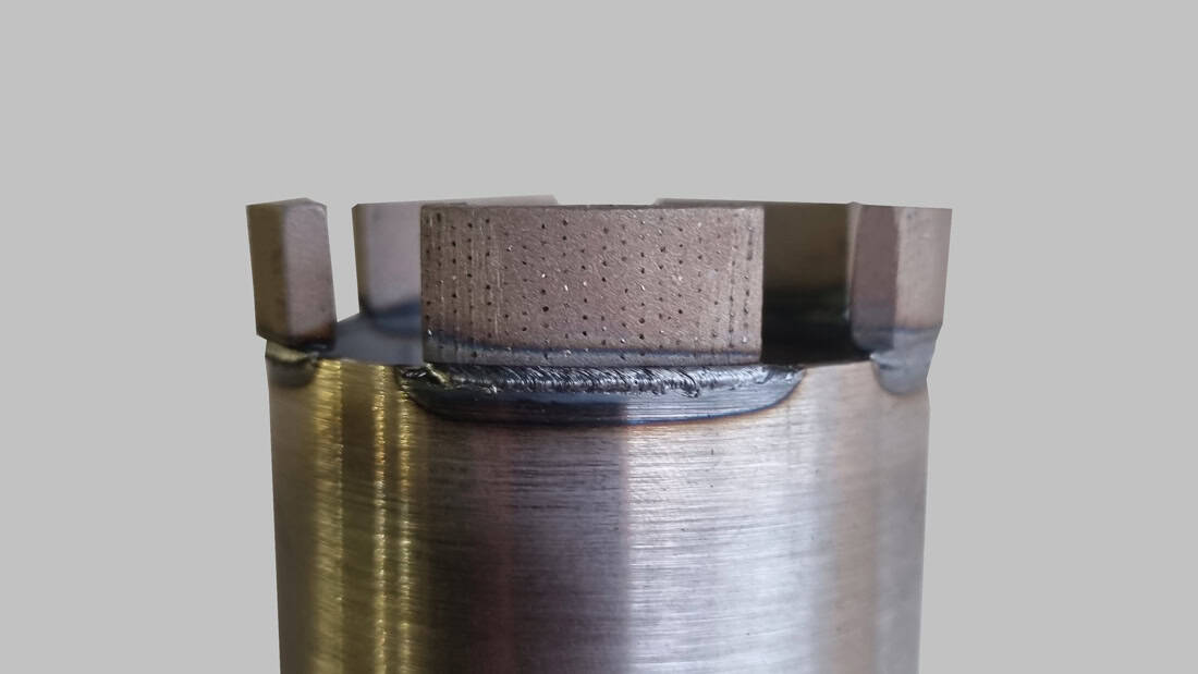 Gotowa profesjonalna korona diamentowa ADIAM z wyraźnie widocznym spoiną segmentów, wykonana z wykorzystaniem technologii laserowej.