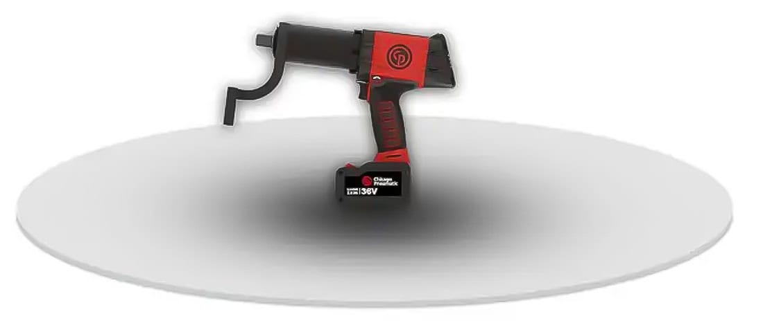 Akumulatorowy klucz dynamometryczny Chicago Pneumatic CP8613 z ramieniem reakcyjnym, widok produktu na białym tle