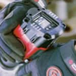 Wyświetlacz oraz panel sterowania akumulatorowego klucza Chicago Pneumatic CP8613 trzymanego w rękach operatora