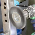 Zbliżenie na obracającą się szczotkę BRS 300 W – delikatna obróbka stali wiertarko-wkrętarką.