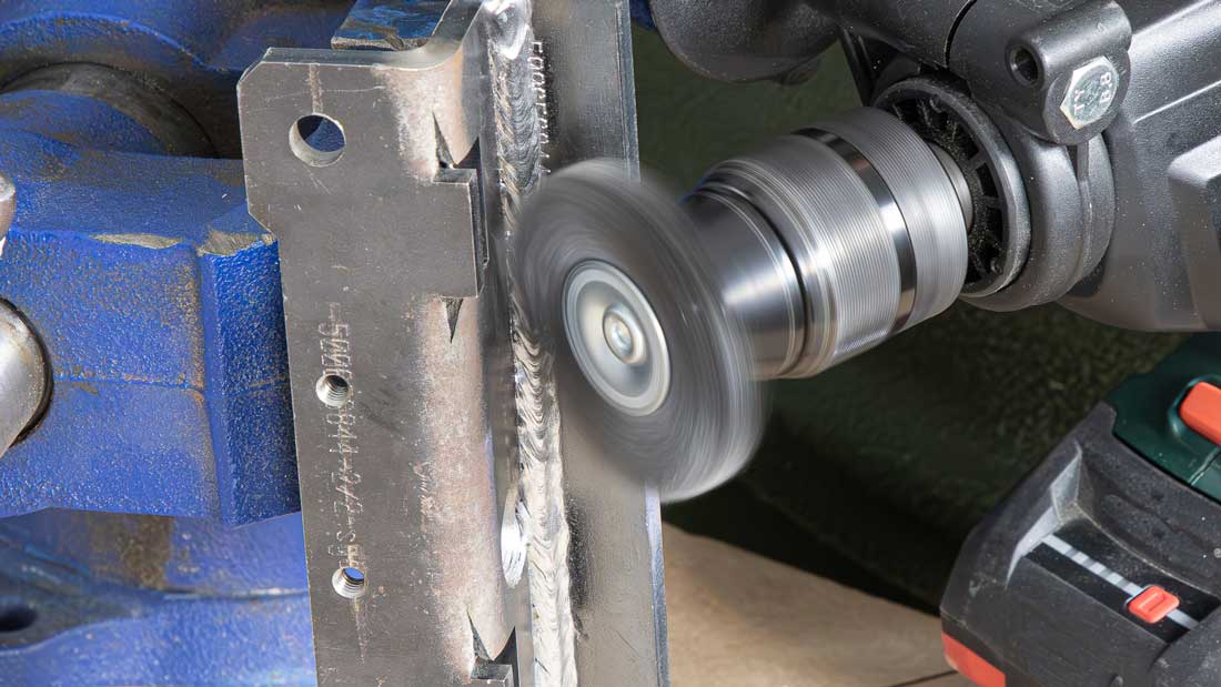 Precyzyjne czyszczenie spoiny spawalniczej i krawędzi szczotką Klingspor zamocowaną na wiertarce.