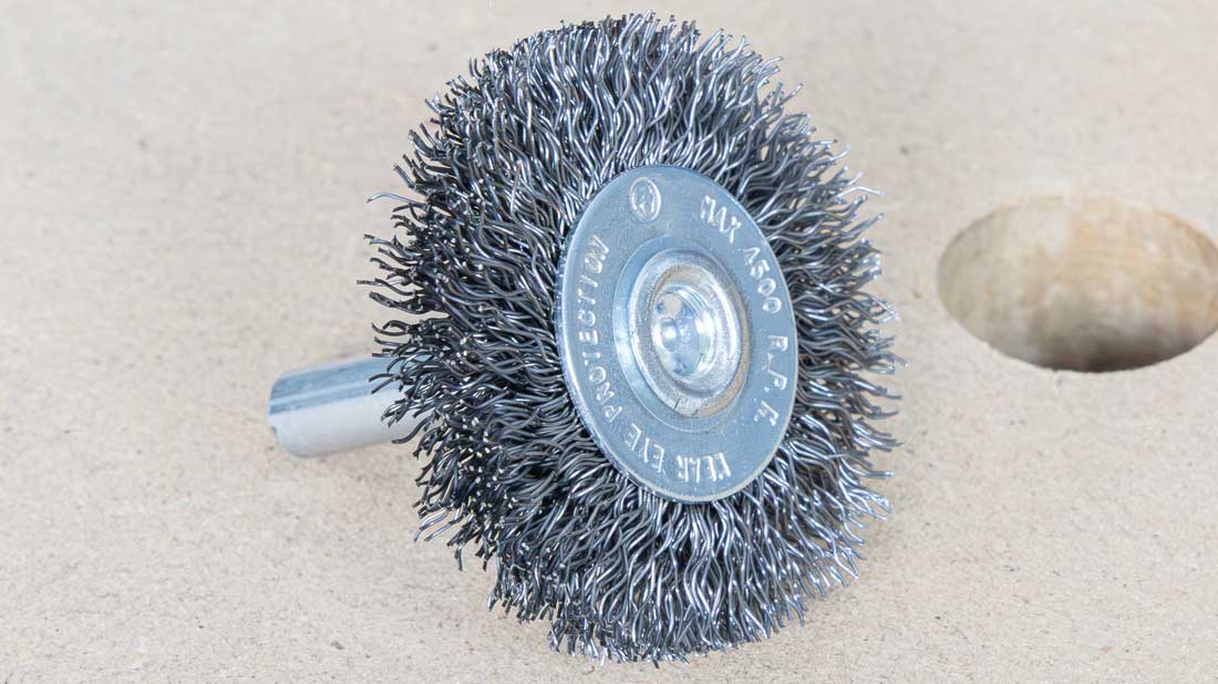 Szczotka tarczowa na trzpieniu Klingspor BRS 300 W z falowanym drutem stalowym – widok produktu.