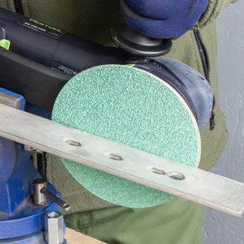 Krążek fibrowy KLINGSPOR CS 920 YK, granulacja P40, usuwanie materiału ze stali wysokostopowej.