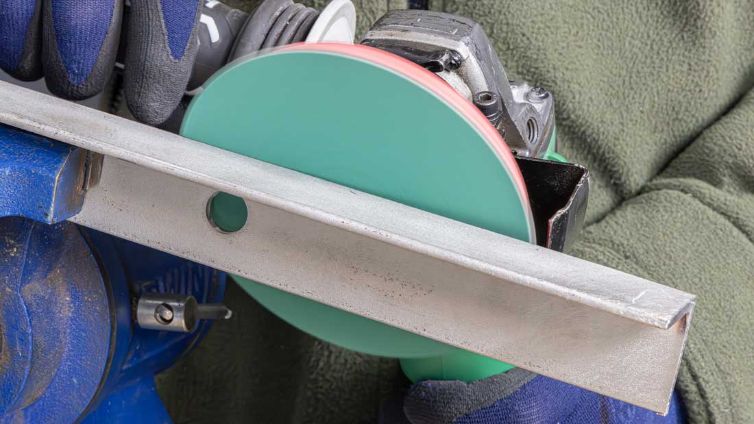 Redakcyjny test krążków KLINGSPOR CS 920 YK na szlifierce kątowej, obróbka krawędzi profilu ze stali nierdzewnej (INOX).