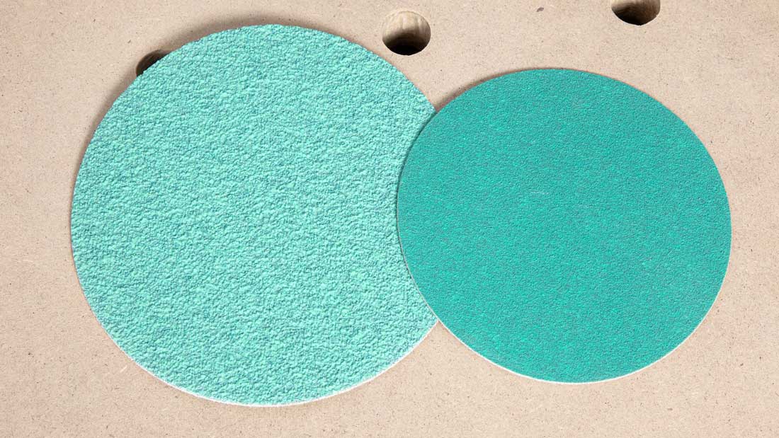 Krążki ścierne KLINGSPOR CS 920 YK o granulacjach P40 i P120, widok na ziarno elektrokorundu ceramicznego CEVOLUTION.