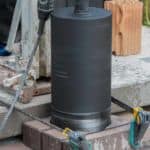 Korona diamentowa Kinczyk KWK-B osadzona w betonie podczas wykonywania otworu przebiciowego metodą wiercenia diamentowego