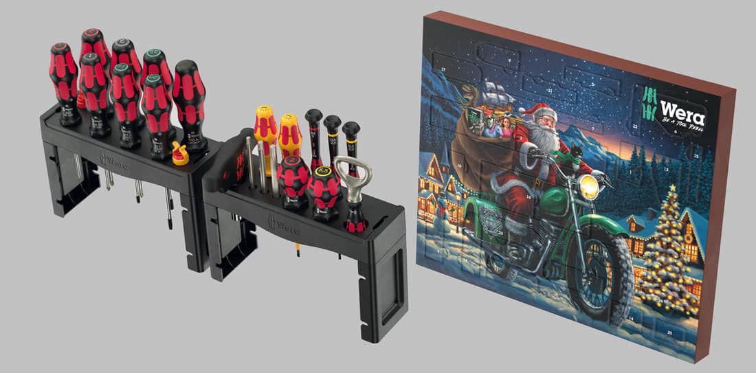 Kompletny zestaw narzędzi wkrętakowych Wera z Kalendarza Adwentowego 2025, prezentowany na dwóch czarnych stojakach, obok zamknięte opakowanie kalendarza.