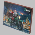 Narzędziowy Kalendarz Adwentowy Wera 2025, na którego opakowaniu widnieje Święty Mikołaj na zielonym motocyklu, w tle zimowy krajobraz i logo Wera.