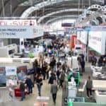 Panorama wnętrza hali Targów Kielce wypełnionej nowoczesnymi technologiami i maszynami przemysłowymi. Widać dużą frekwencję odwiedzających oraz infrastrukturę wystawienniczą podczas cyklu STOM.