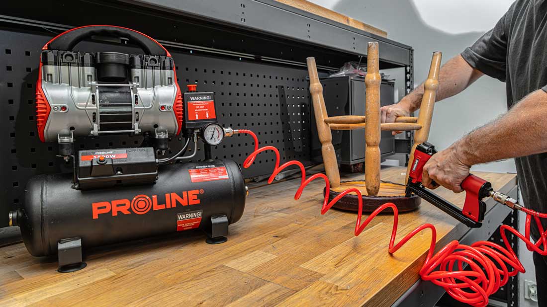 Kompresor bezolejowy PROLINE P200003 używany z gwoździarką pneumatyczną przy pracach stolarskich