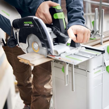 Pilarka akumulatorowa Festool pracująca na mobilnym stole warsztatowym Systainer³ SYS3 MFT M 112 podczas cięcia materiału na budowie