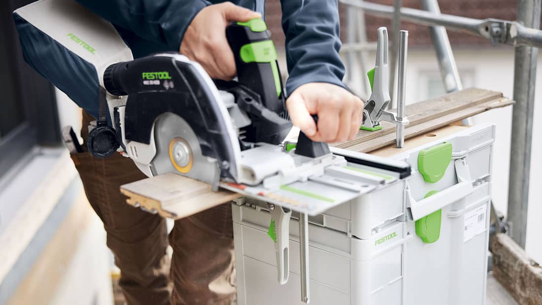 System Festool w praktyce – precyzyjne cięcie pilarką akumulatorową na Systainer³ SYS3 MFT M 112 z elementami mocującymi