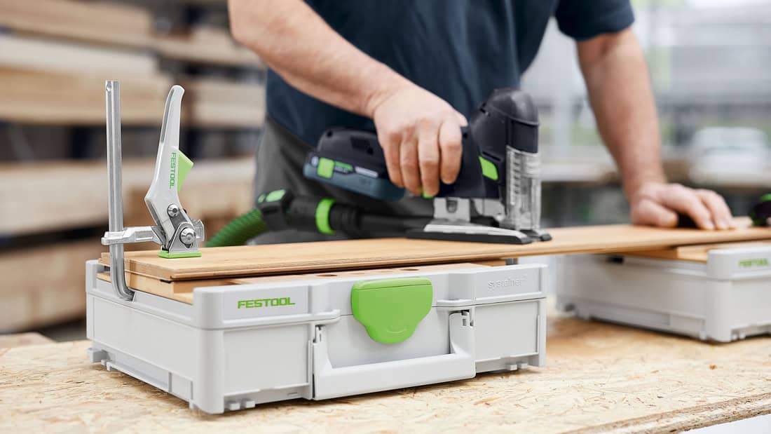Wyrzynarka Festool używana na mobilnym stole Systainer³ MFT do precyzyjnej obróbki długich elementów drewnianych